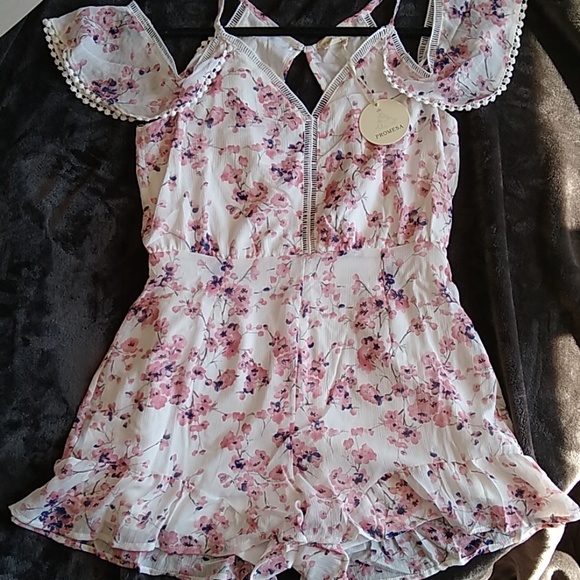 Cold Shoulder Romper with open back - Picture 2 of 4